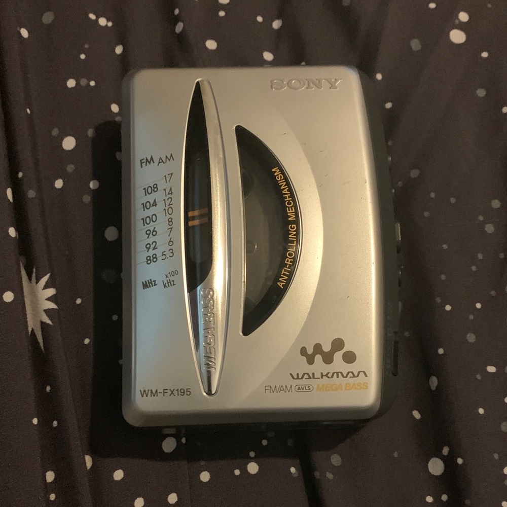 SONY WALKMAN WM-FX195 AM/FM PORTABLE CASSETTE PLAYER 1999 GRAY WITH MEGA BASS